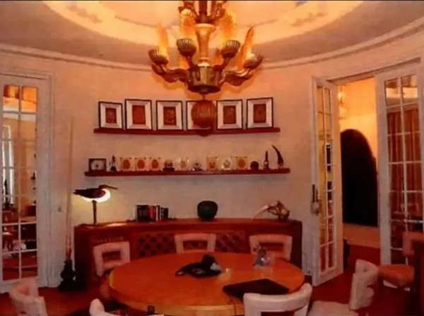 Epstein'in Paris'teki Dairesinin Görüntüleri Ortaya Çıktı! Genç Kızların Çıplak Fotoğrafları Mide Bulandırdı